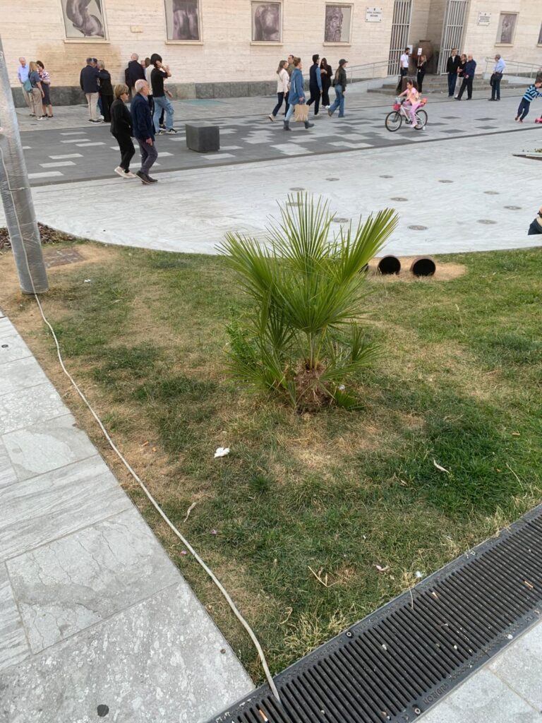 degrado Piazza De Nava