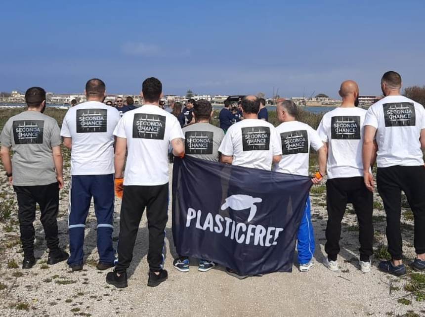 detenuti e volontari puliscono spiagge palmi