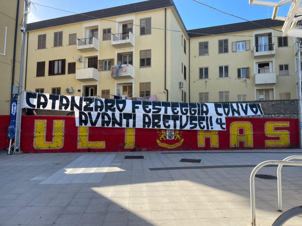 striscione tifosi catanzaro per la promozione del siracusa