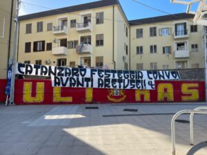 striscione tifosi catanzaro per la promozione del siracusa