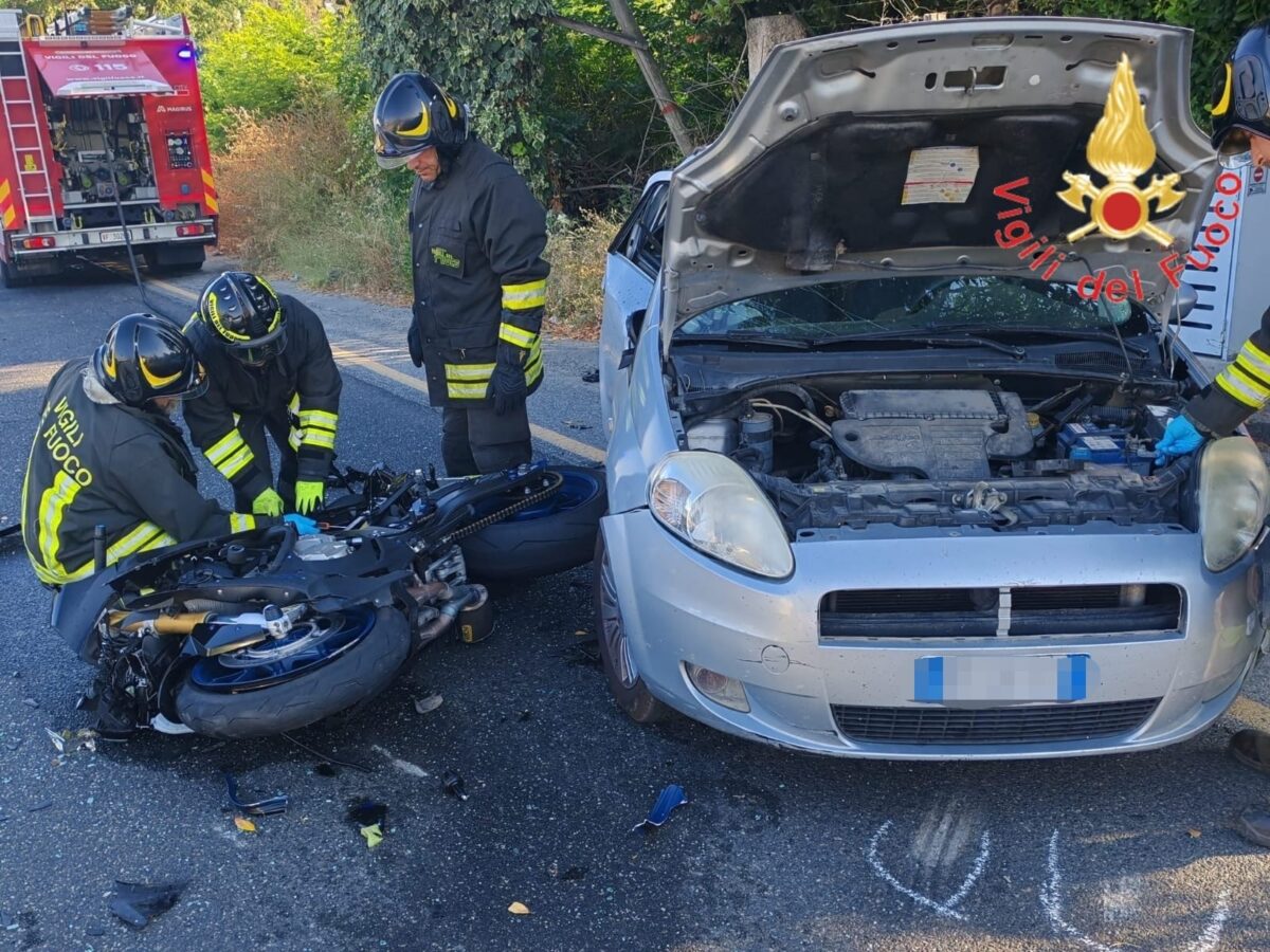 Grave incidente a Catanzaro, scontro tra auto e moto