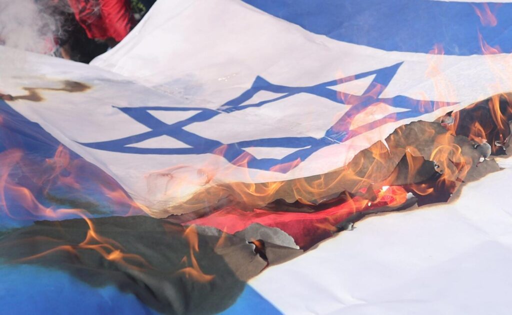 Bandiera Israele data alle fiamme