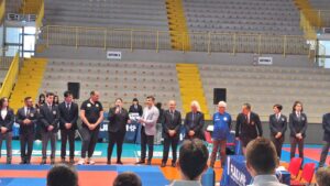 Consegna di una targa ricordo al figlio del maestro Maurino