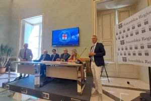Deputato espulso da FdI va in Dc, Cuffaro gli dà codice etico