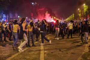 Guerriglia a Parigi dopo vittoria Champions PSG