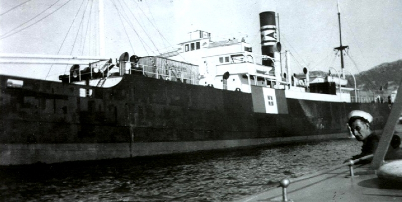 Il p_fo CARLO MARTINOLICH, dell'armatore Martinolich, in porto durante il periodo di cobelligeranza (notare la bandiera di neutralità in fiancata)