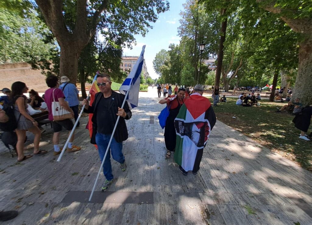 Klaus Davi con la bandiera di Israele