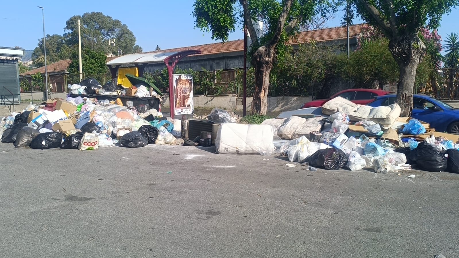 Spazzatura vicino al Campo Coni