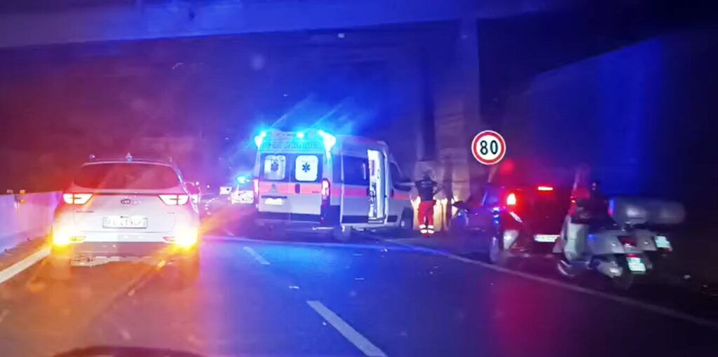 ambulanza sera incidente raccordo Reggio Calabria