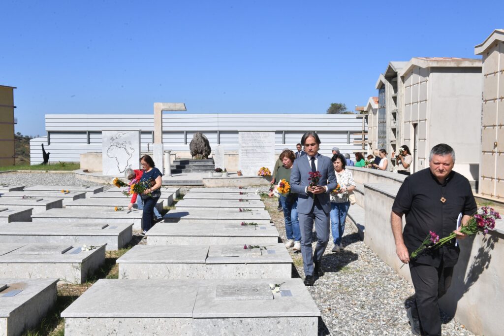 cerimonia cimitero migranti Armo 2025