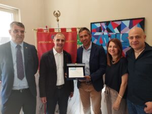 consegna targa al sindaco di Locri