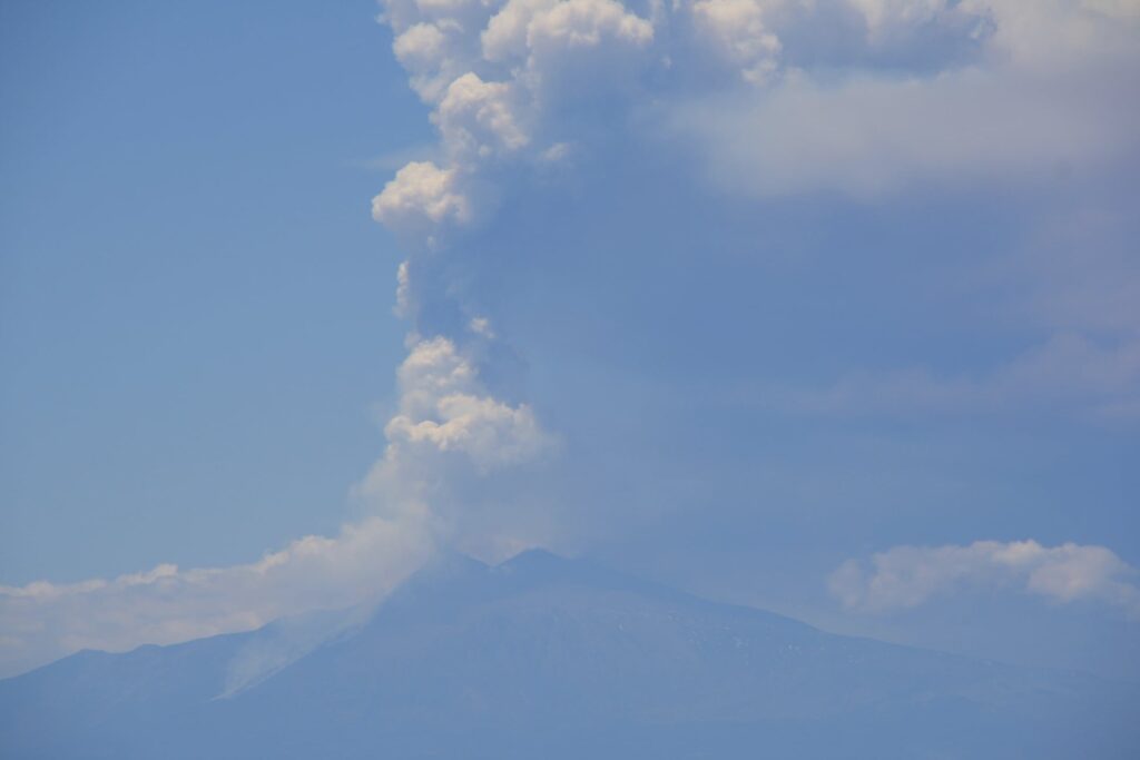 eruzione etna 2 giugno
