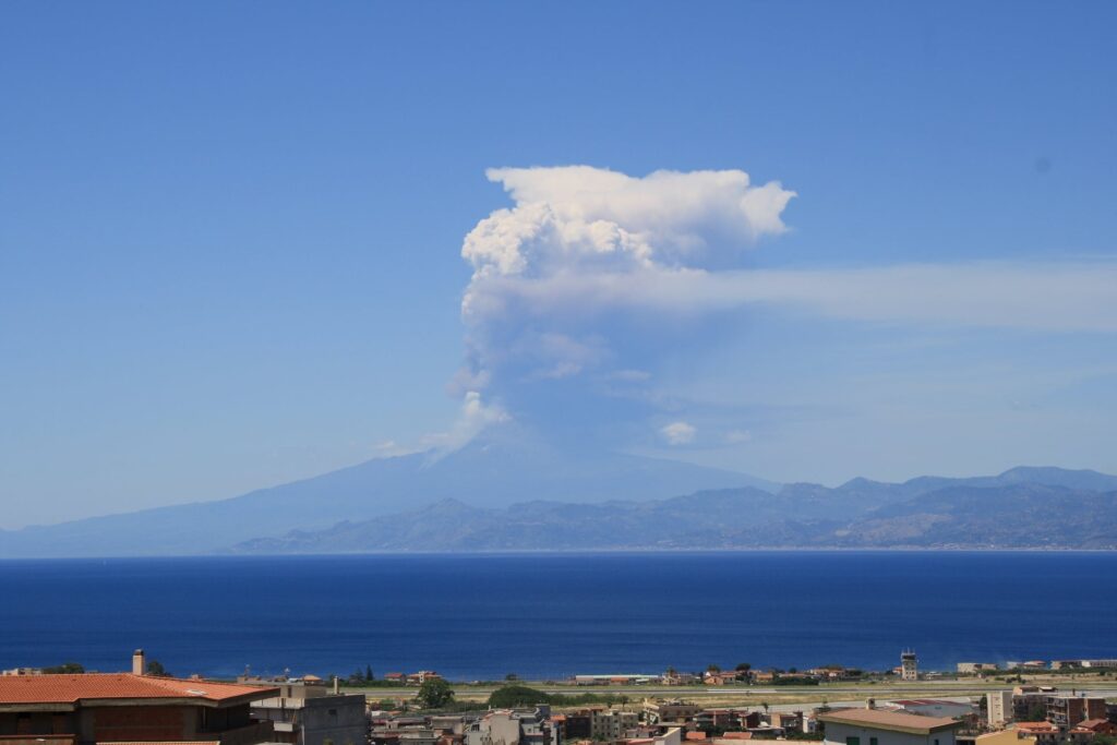 eruzione etna 2 giugno
