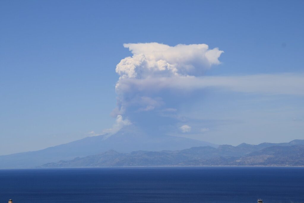 eruzione etna 2 giugno