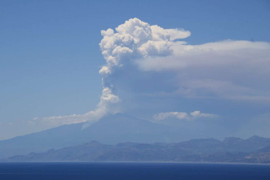 eruzione etna 2 giugno