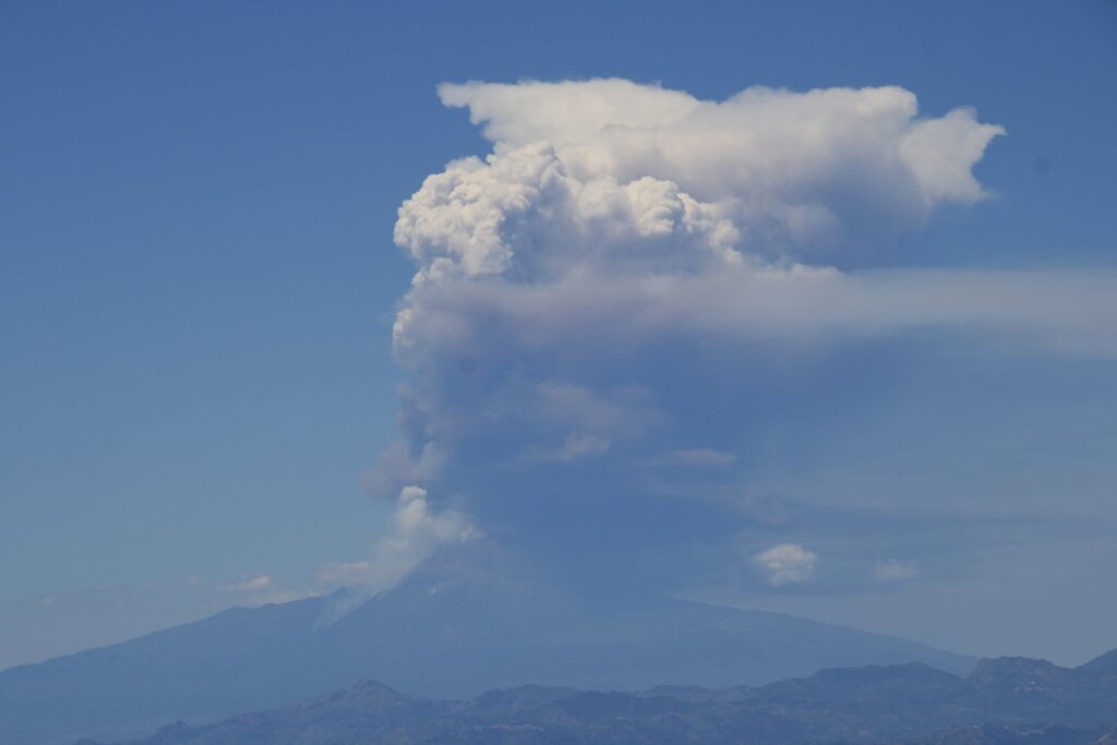 eruzione etna 2 giugno