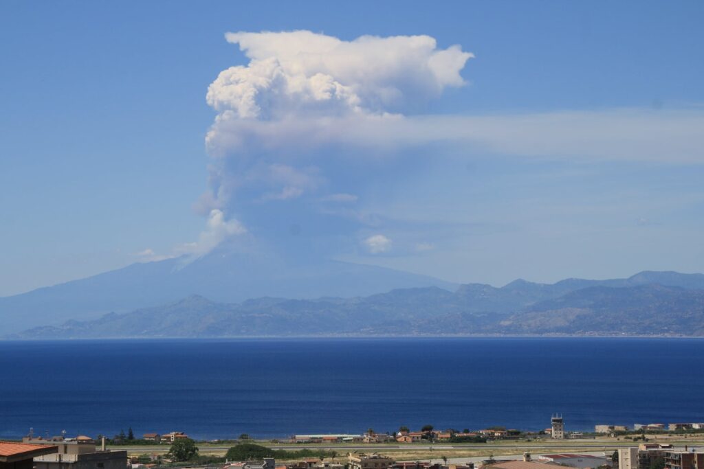 eruzione etna 2 giugno