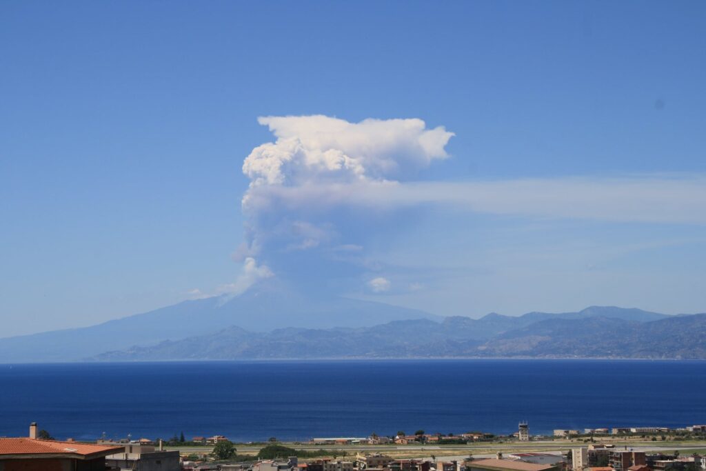 eruzione etna 2 giugno