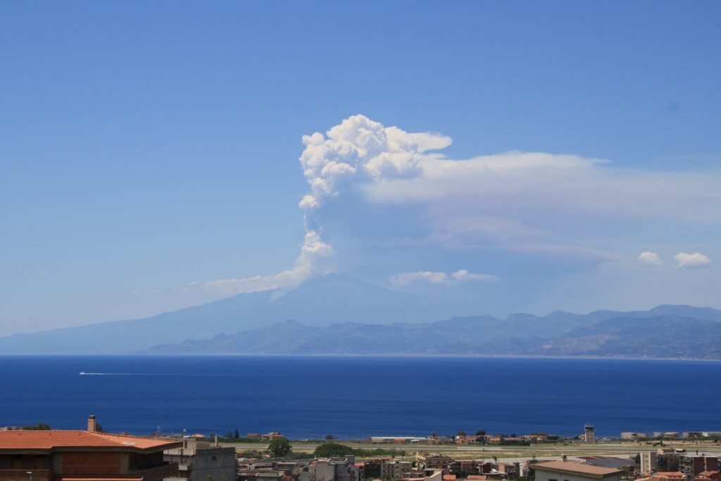 eruzione etna 2 giugno