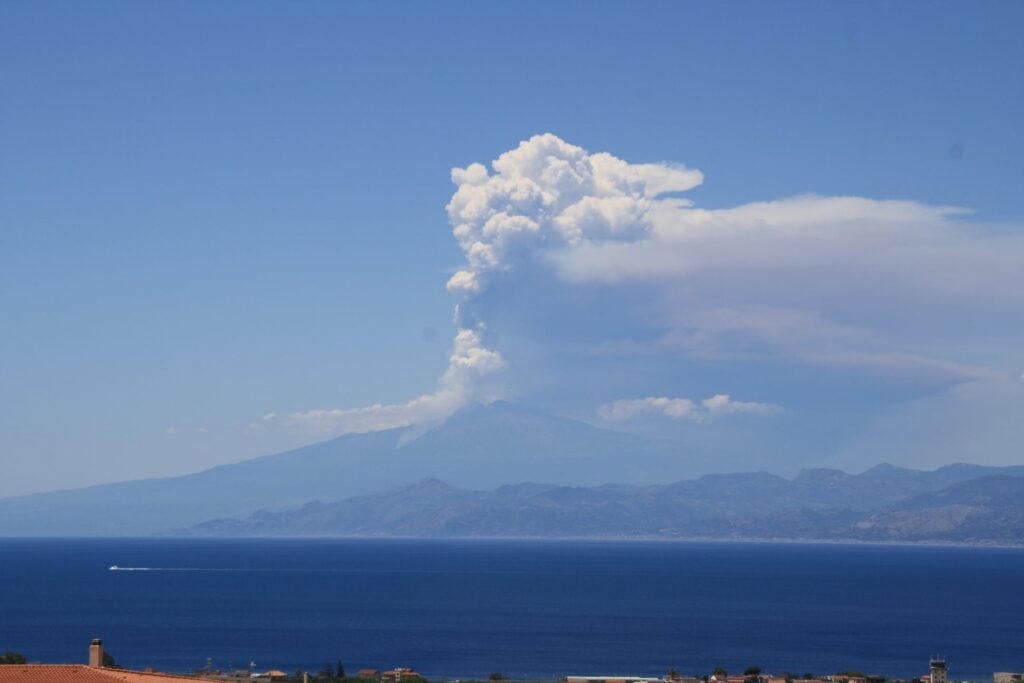 eruzione etna 2 giugno