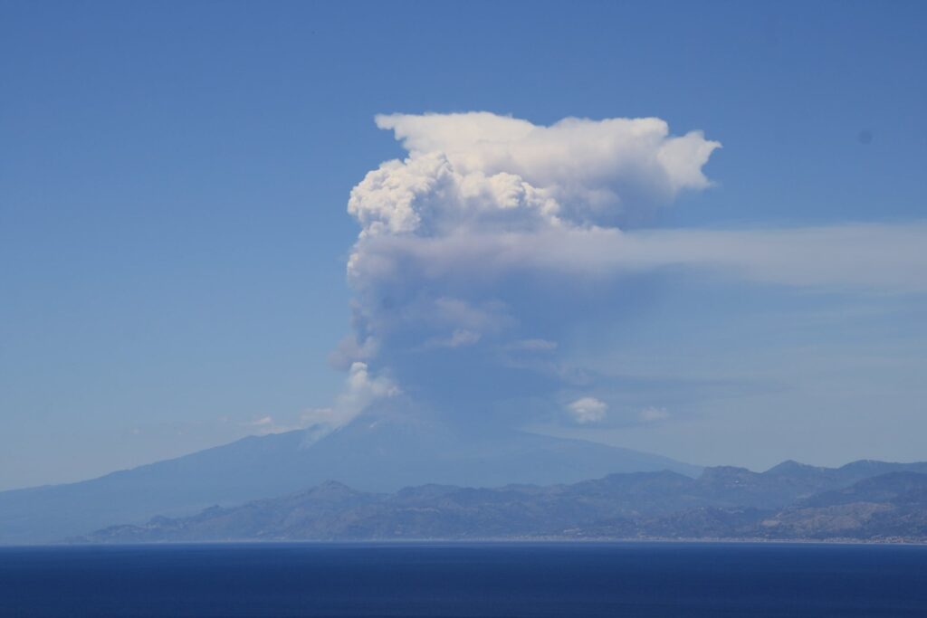 eruzione etna 2 giugno