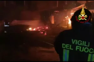 esplosione vigili del fuoco notte