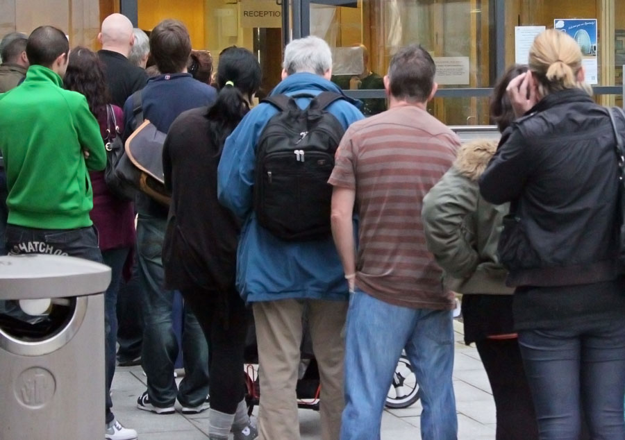 persone in coda sportelli ufficio