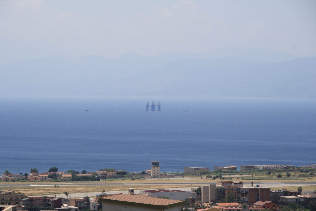 piattaforma petrolifera stretto di messina