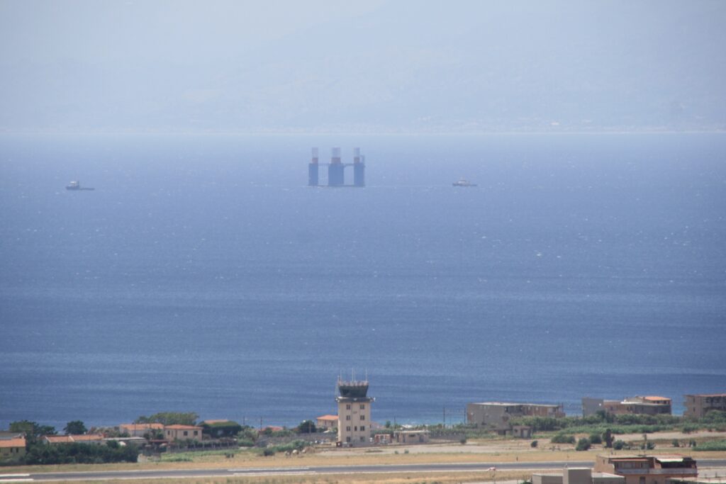 piattaforma petrolifera stretto di messina