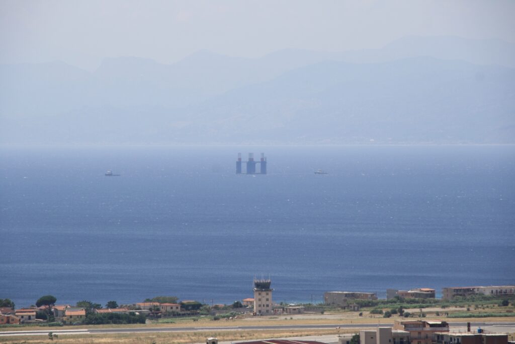 piattaforma petrolifera stretto di messina