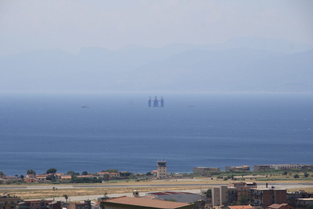 piattaforma petrolifera stretto di messina