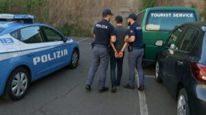 polizia parcheggiatore abusivo minaccia turisti
