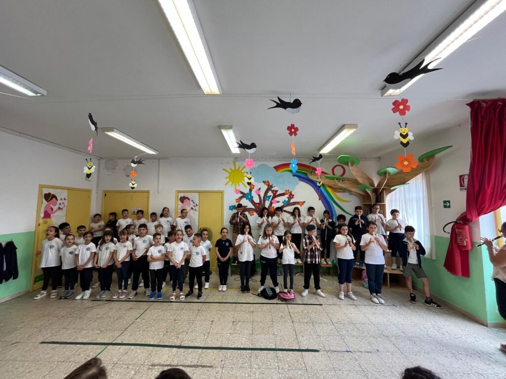 recita sulle api dei bambini della scuola di villa san giuseppe