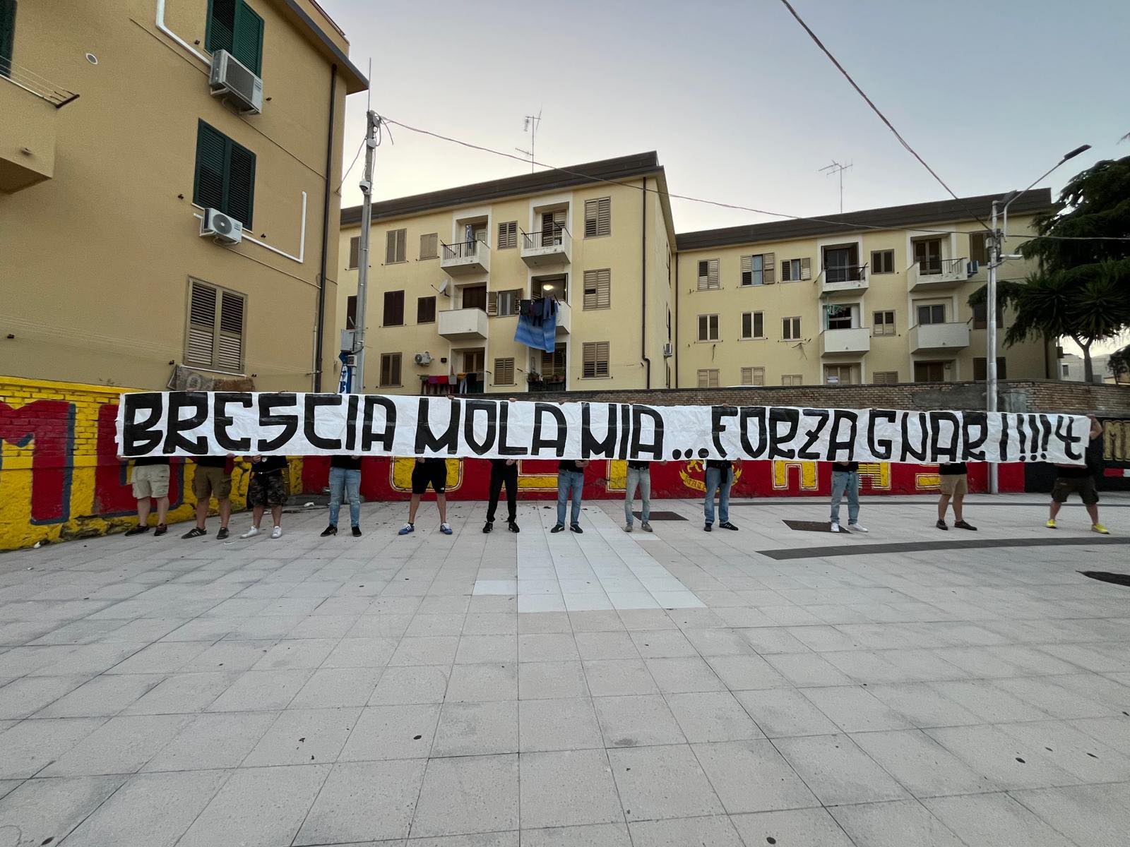 striscione ultrà catanzaro per il brescia