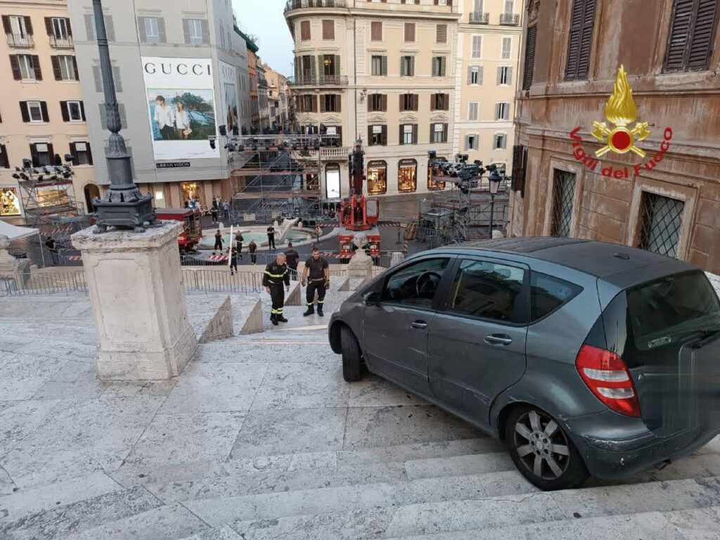 uomo percorre con l'auto scalinata di trinità dei monti a roma