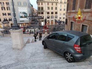 uomo percorre con l'auto scalinata di trinità dei monti a roma