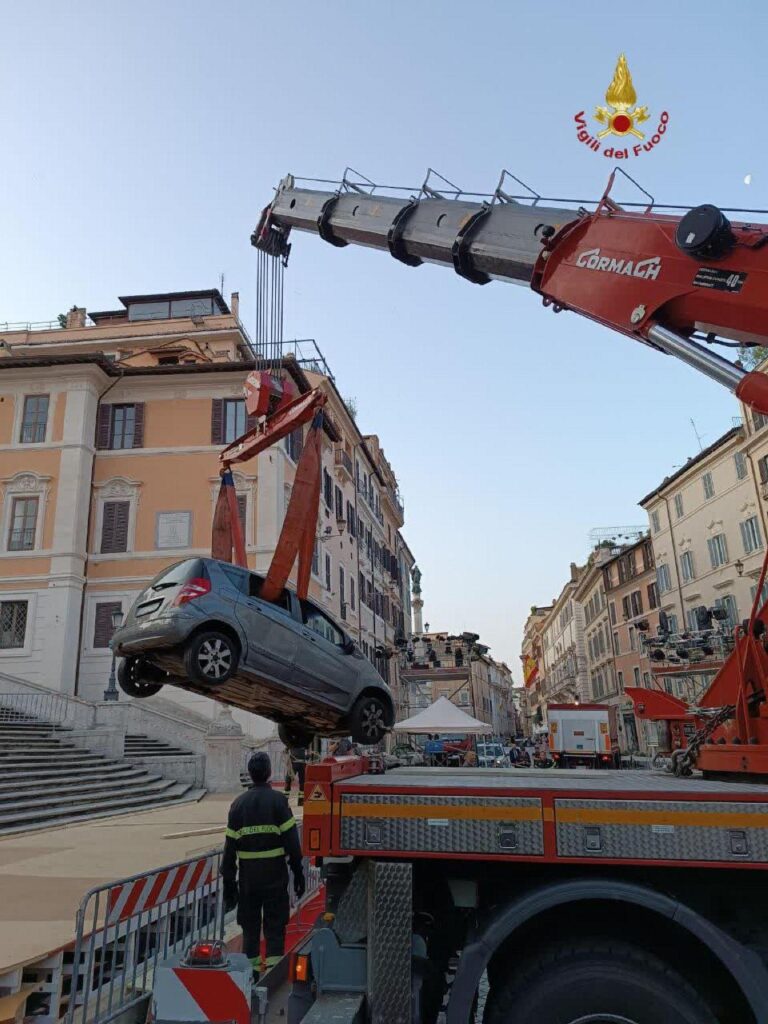 uomo percorre con l'auto scalinata di trinità dei monti a roma