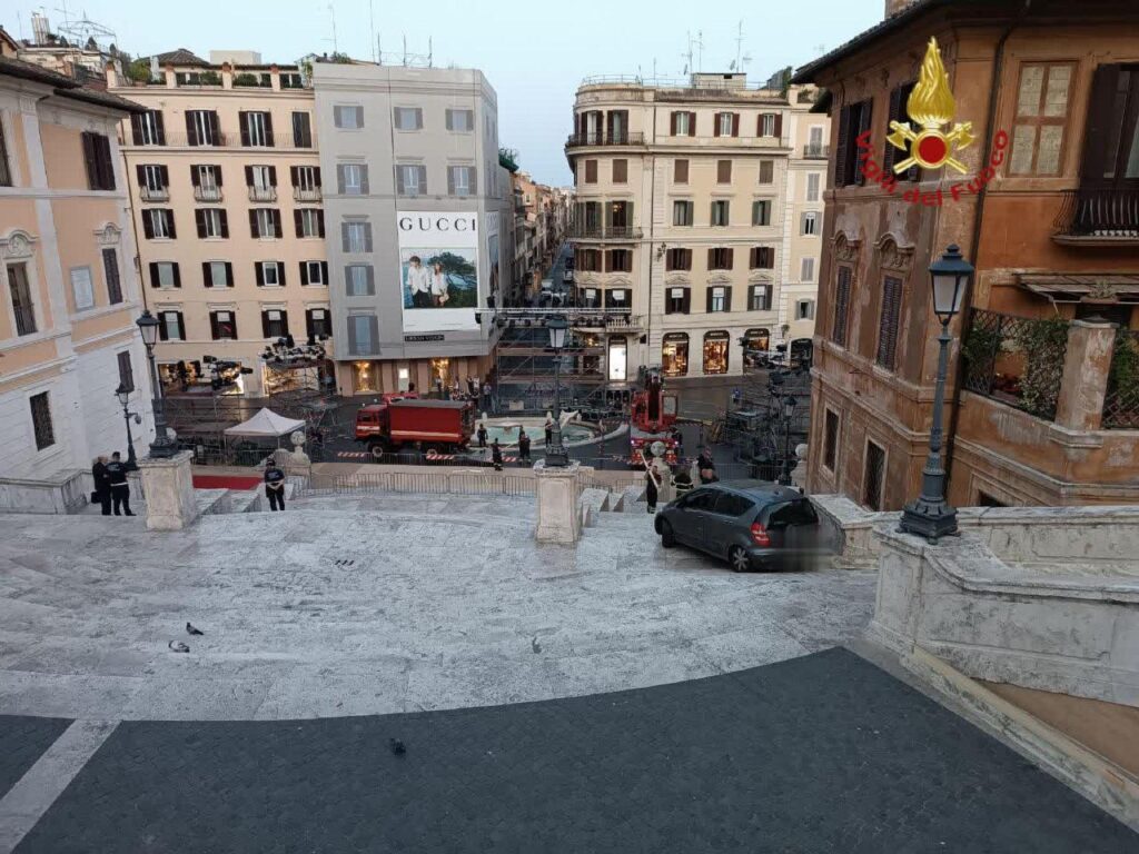 uomo percorre con l'auto scalinata di trinità dei monti a roma