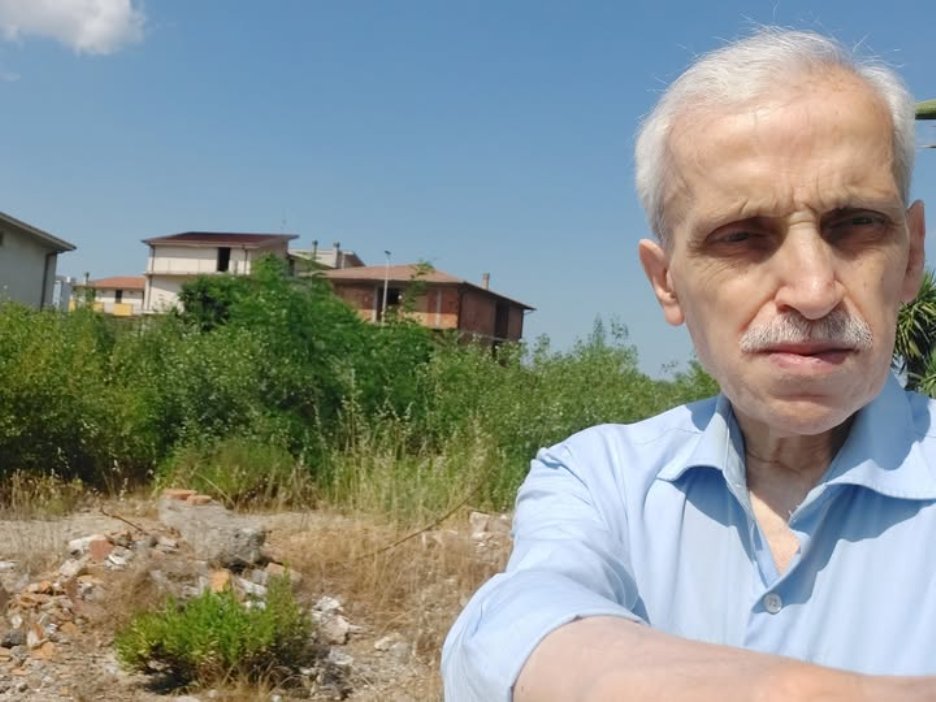 vecchia scuola elementare di Sartano, demolita e non ancora ricostruita e corbelli