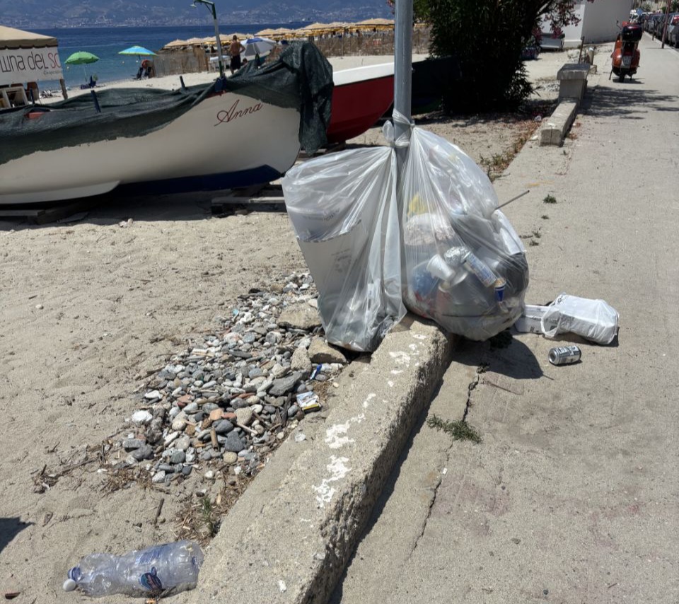 Degrado e spazzatura spiaggia Gallico Marina
