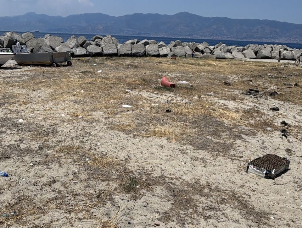 Degrado e spazzatura spiaggia Gallico Marina