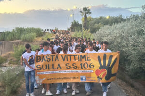 Fiaccolata Basta vittime sulla 106