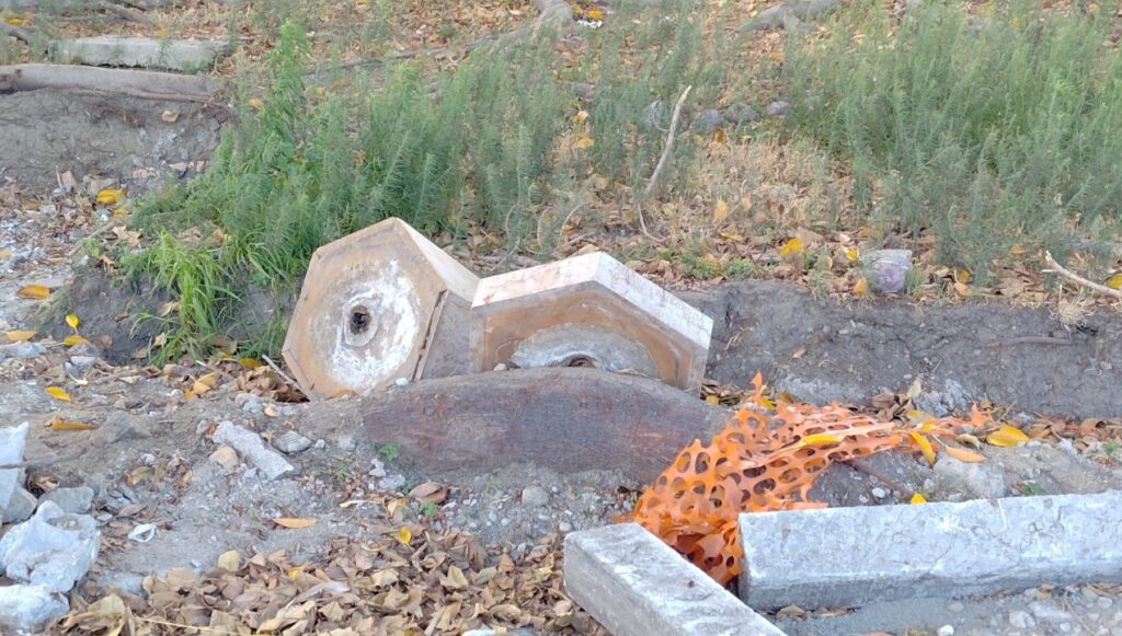 Fontana distrutta durante i lavori sul lungomare