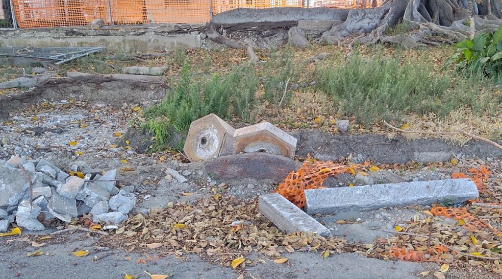 Fontana distrutta durante i lavori sul lungomare