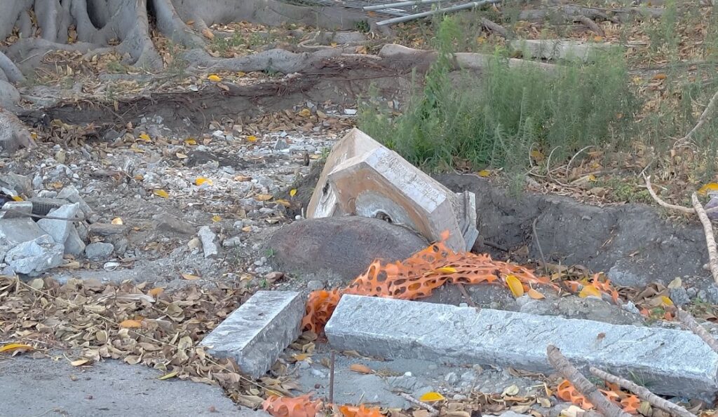 Fontana distrutta durante i lavori sul lungomare