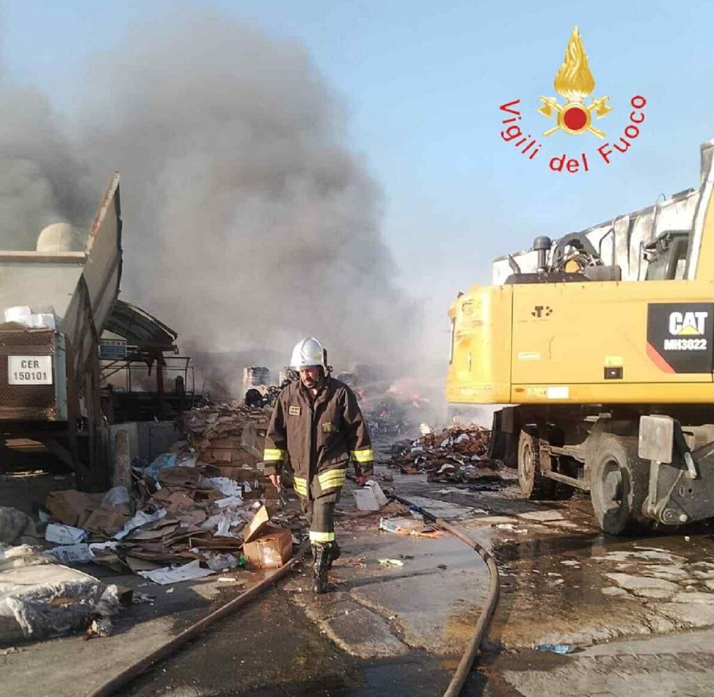 Incendio rifiuti lamezia Terme