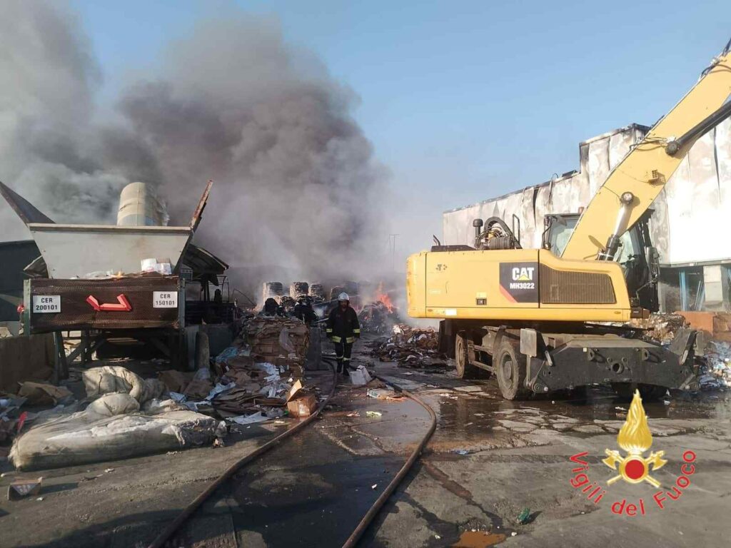 Incendio rifiuti lamezia Terme