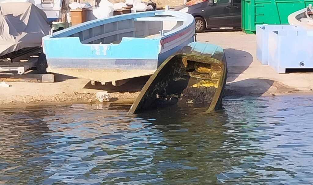 Rimozione delle barche immerse nei canali di Capo Peloro