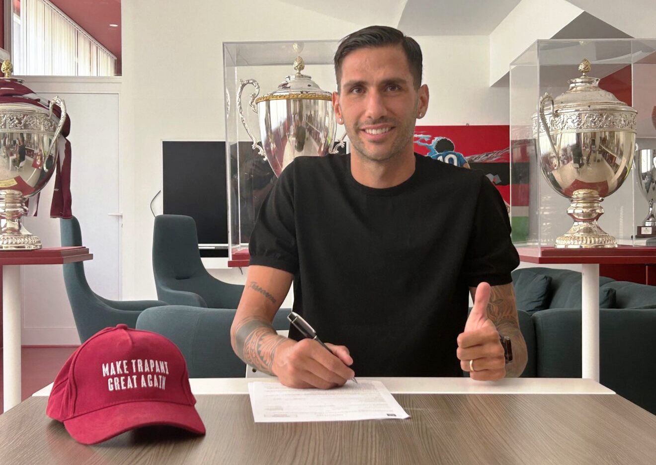Roberto Pirrello firma trapani