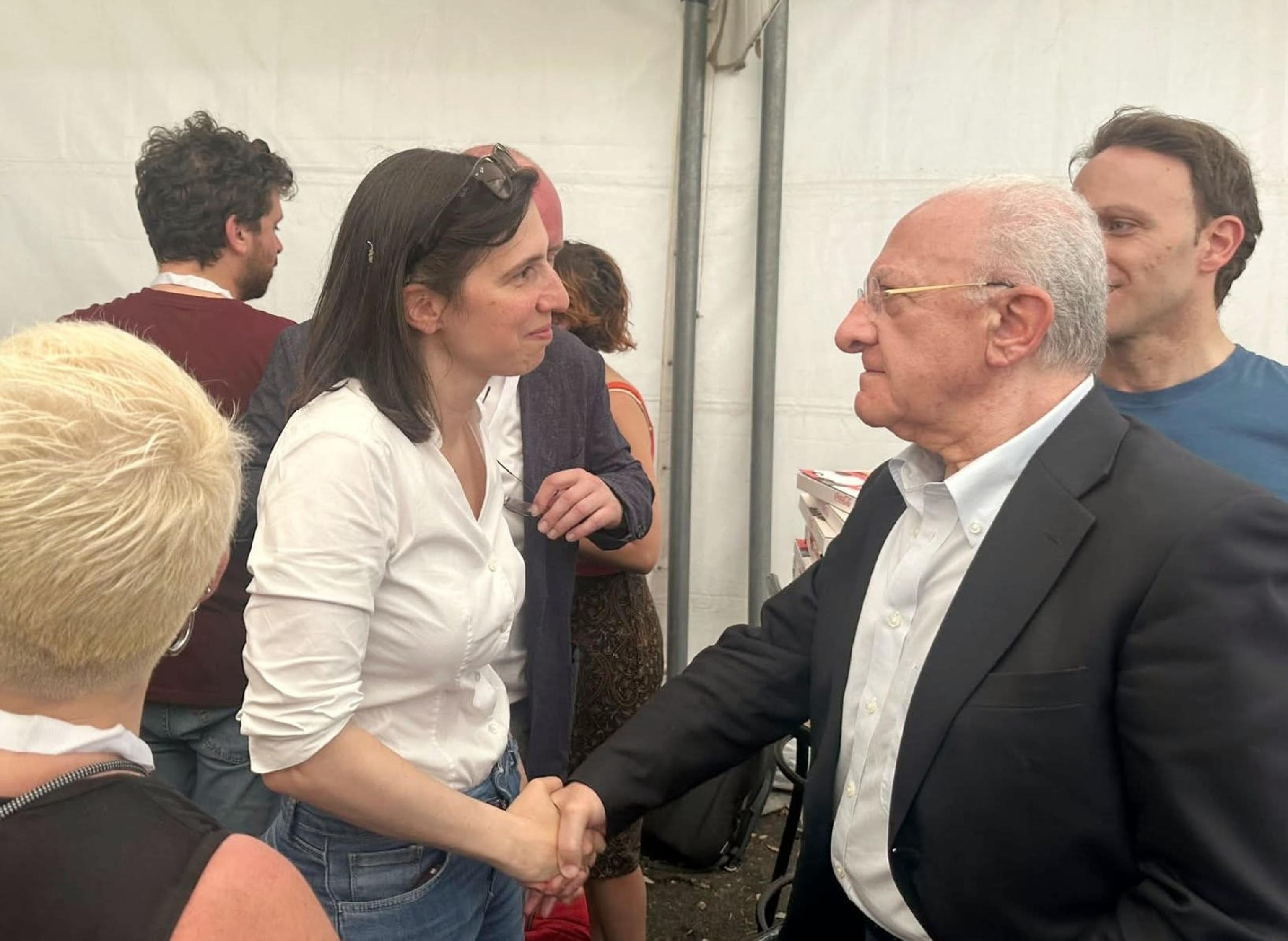 Stretta di mano Schlein-De Luca alla manifestazione per Gaza
